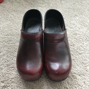 EUC Dansko Clogs; Size 38